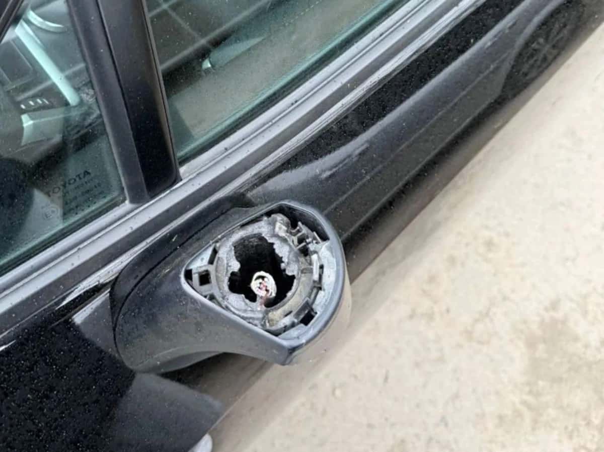 Днём на парковке сняли зеркала с двух авто