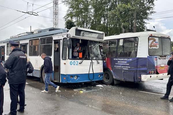 В Екатеринбурге в результате столкновения автобуса и троллейбуса пострадали три пассажира