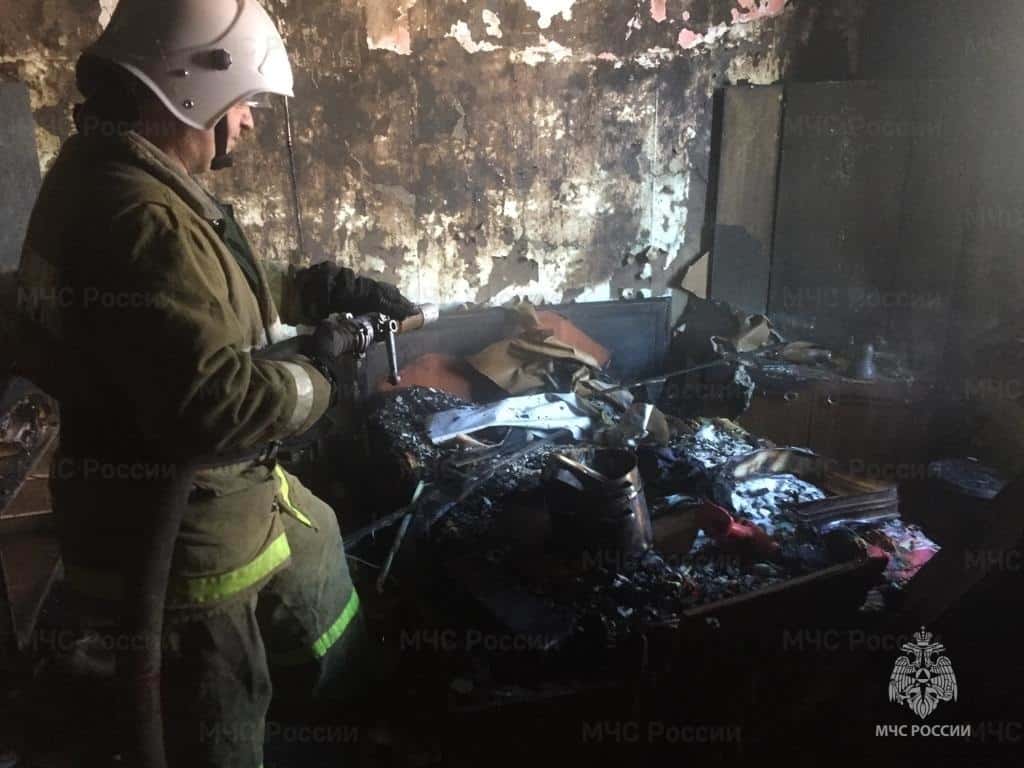 В Екатеринбурге огонь охватил два дома и быстро распространился 