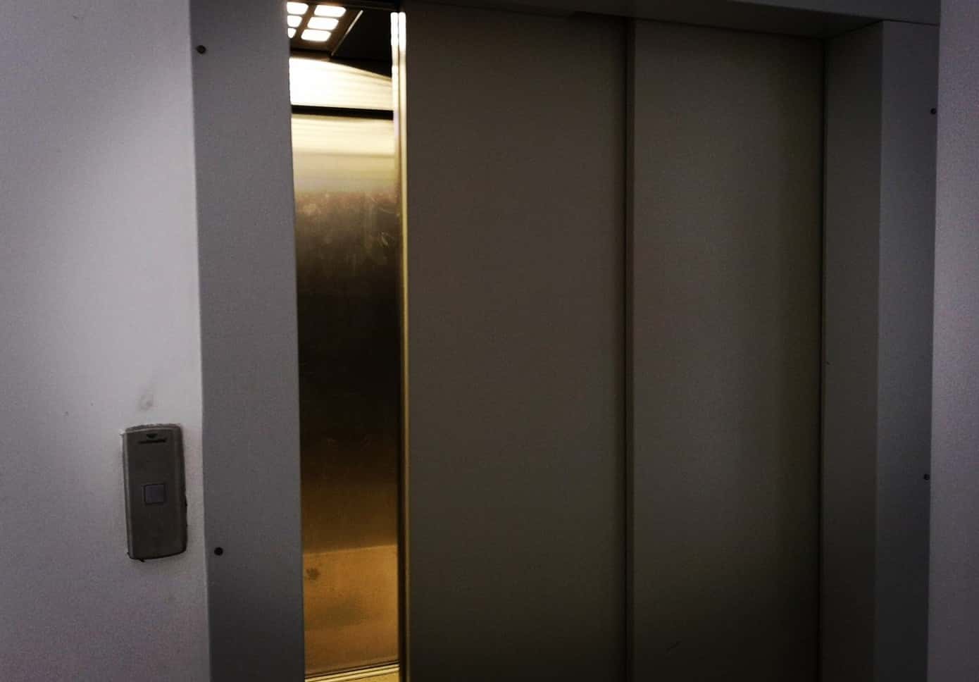Неадекватный незнакомец напал на двух девушек в лифте в Челябинске