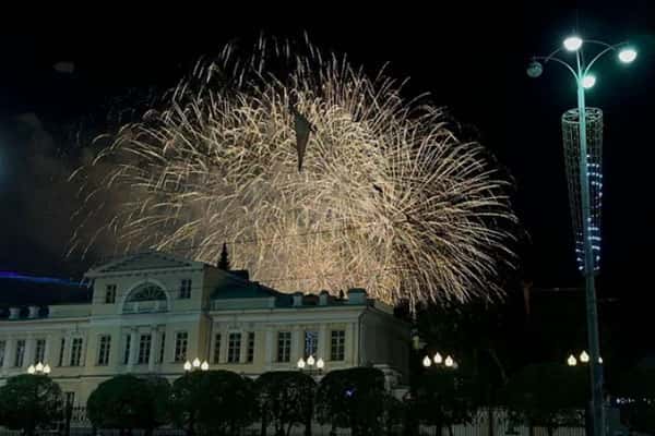 В Екатеринбурге запустили праздничный салют на 300-летие. Видео