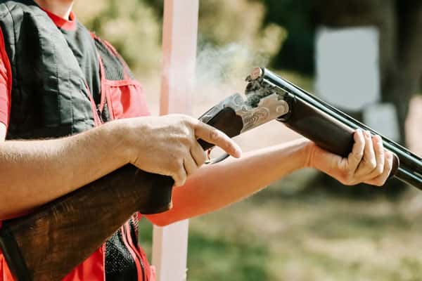 Свердловчанин открыл стрельбу с балкона, есть раненые