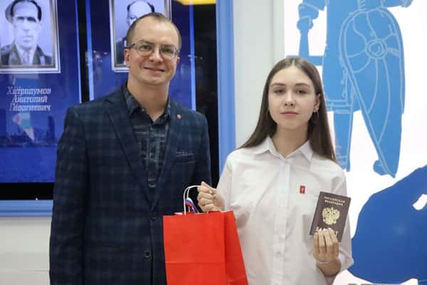 В День флага России свердловские полицейские вручили паспорта юным землякам