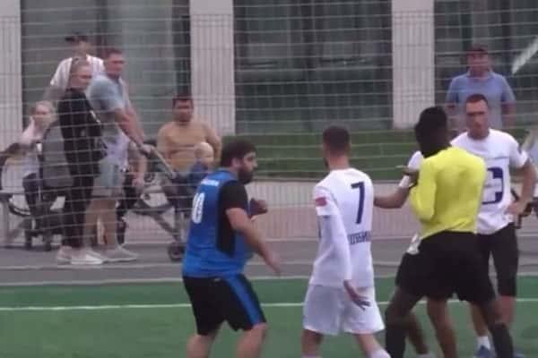 В Челябинске прямо на поле избили футбольного судью из Камеруна