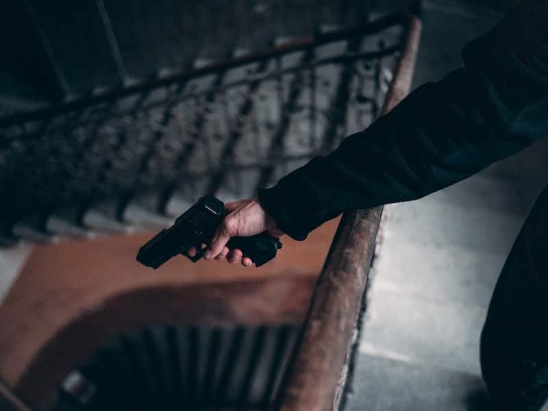 Четвероклассник из Екатеринбурга пугает соседей пистолетом и громит подъезд