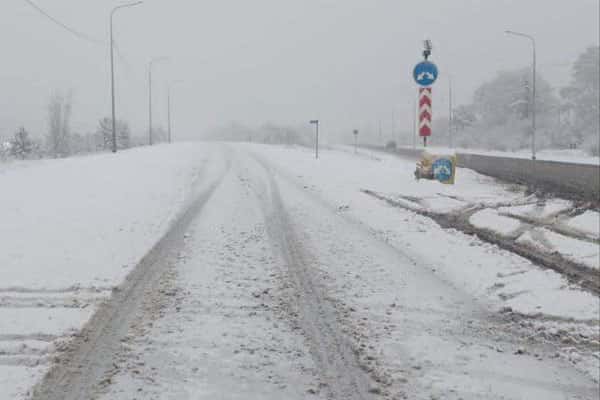 Из-за снегопада ГИБДД ввела ограничение трассе "Екатеринбург-Тюмень"