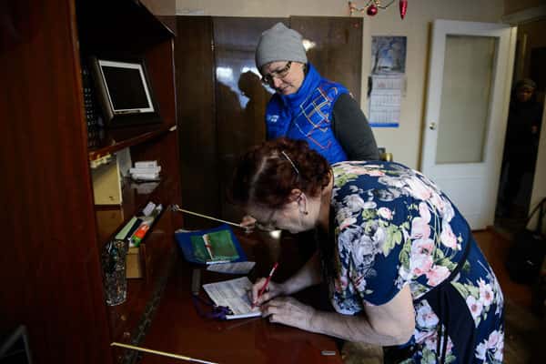 Почтальоны Свердловской области доставят на дом единовременные выплаты блокадникам Ленинграда