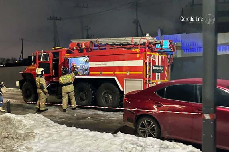 В Екатеринбурге в доме ПИКа пожарная сигнализация заблокировала дверь на лестницу. Прибыли огнеборцы