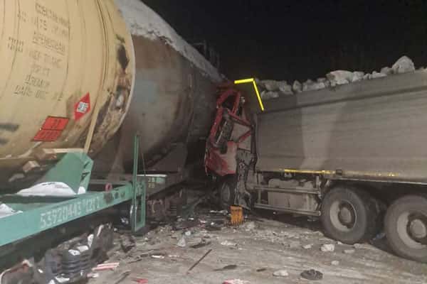 На Урале грузовик врезался в грузовой поезд
