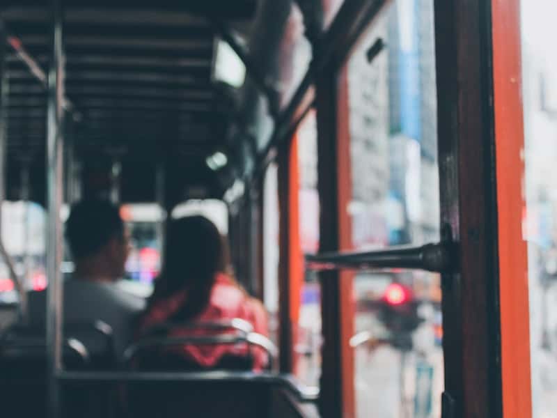 "Скатилась по ступеням на дорогу". На Урале кондуктор вытолкала на улицу пассажирку