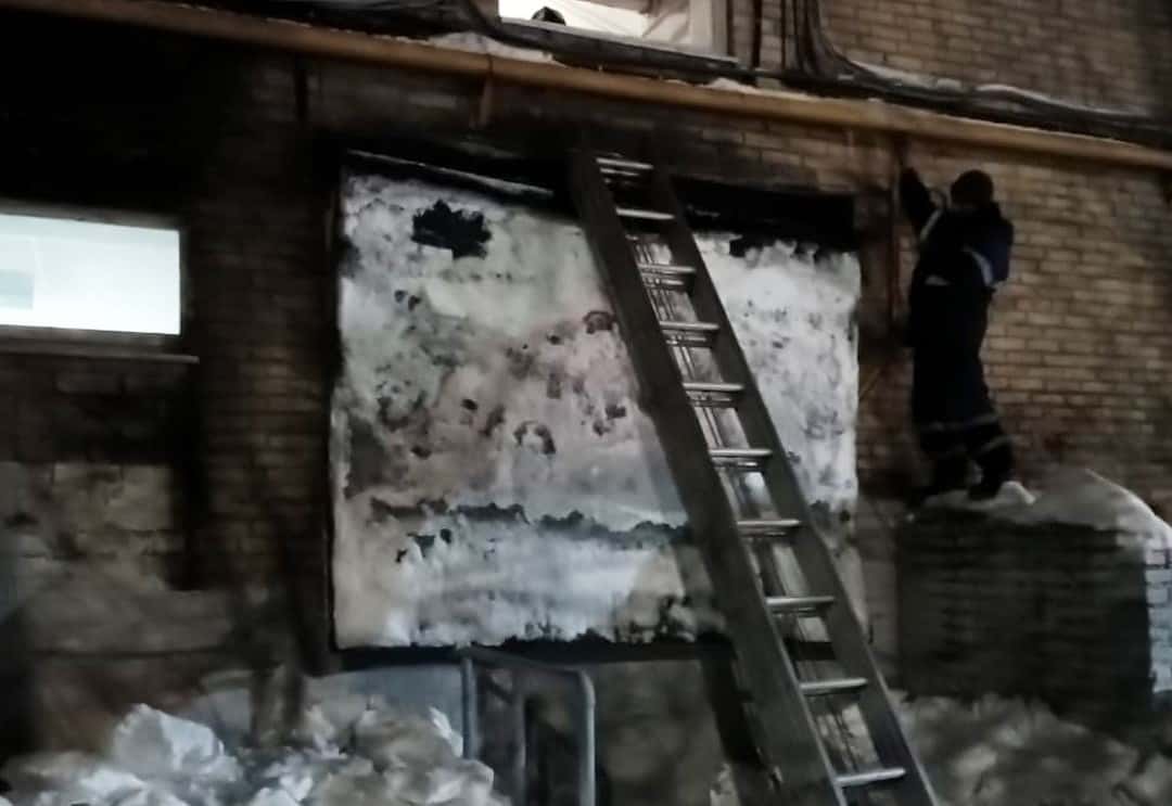 В Челябинске бетонный козырёк подъезда рухнул под снегом и заблокировал жильцов 