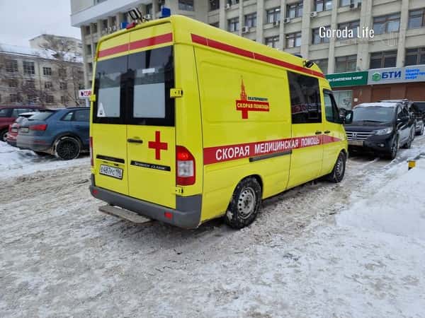 В Челябинске эмоциональная женщина перекрыла дорогу машине скорой помощи 