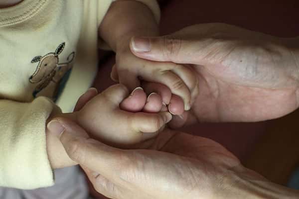 На Урале родители посадили младенца за руль, чтобы не плакал