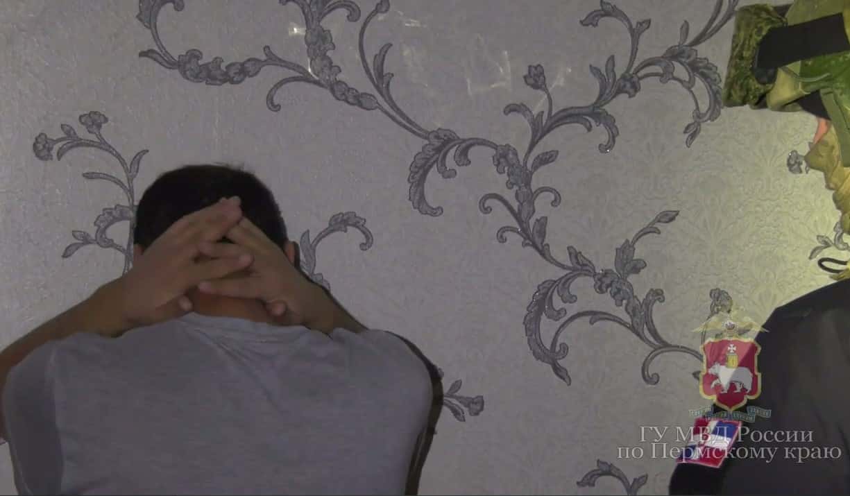 Житель Перми незаконно легализовал в России 300 мигрантов 