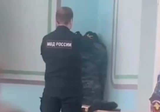 На Урале студент купил преподавателю-полицейскому игру, чтобы избежать "прожарки"? 