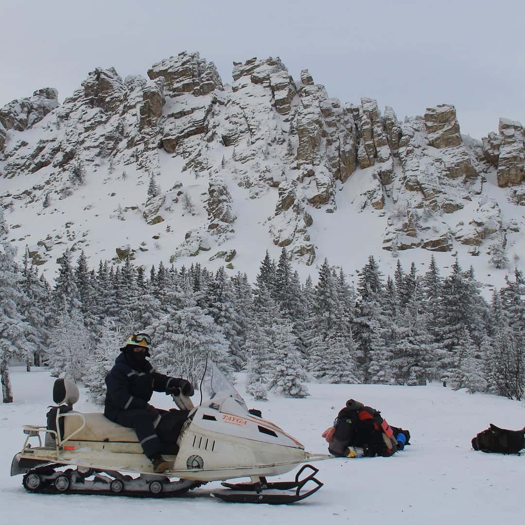В Челябинской области лыжница из Самары врезалась в дерево при спуске с горы 