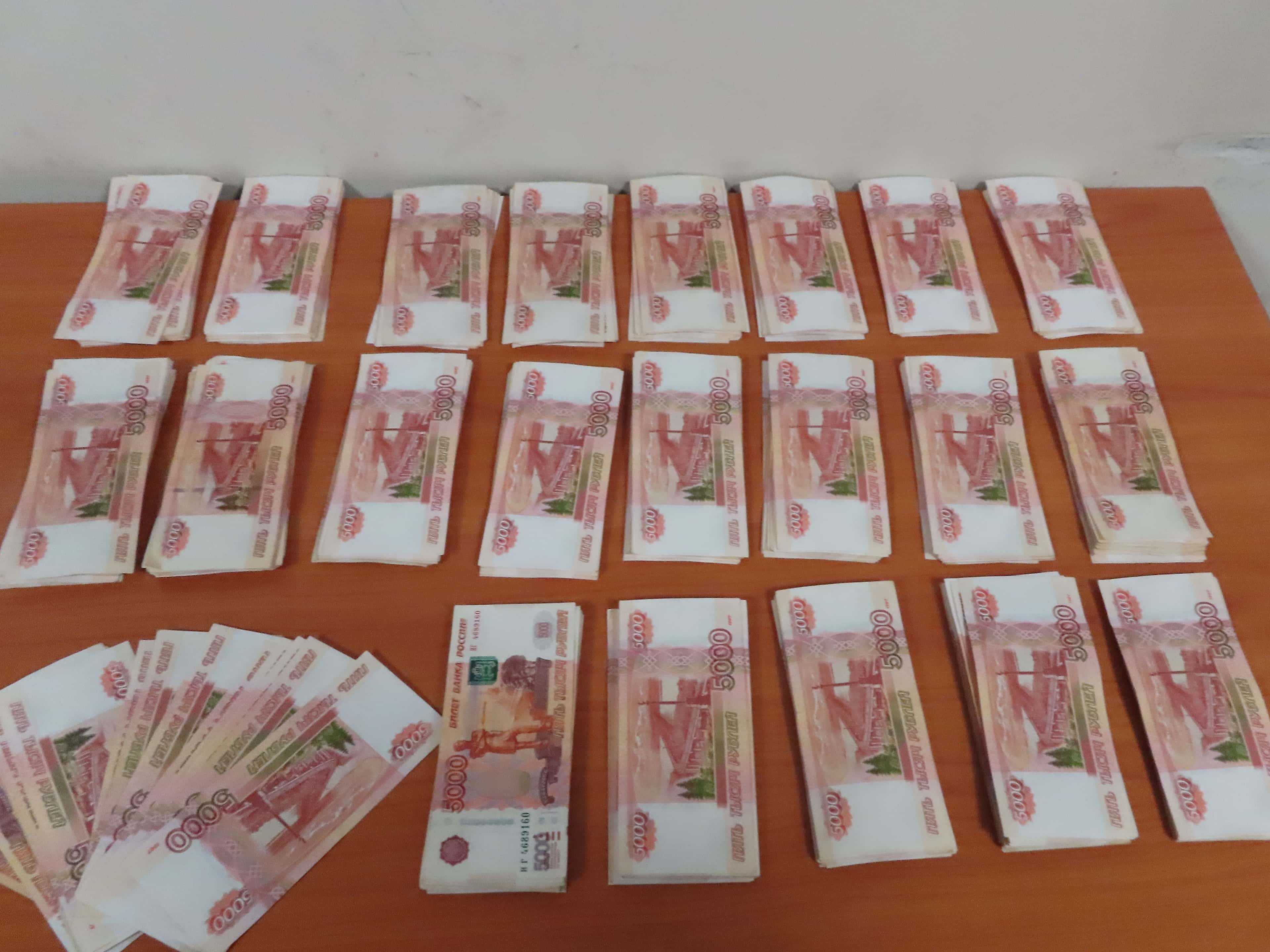 В Челябинске поймали мужчину, увозившего в Таджикистан 4 млн рублей 