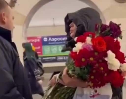 Женщина украла цветы и игрушки с мемориала жертвам теракта 