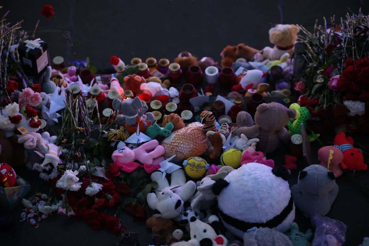 По просьбе мэрии. В Екатеринбурге стихийный мемориал перенесли с площади 1905 года к храму 