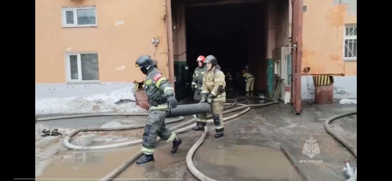 В Екатеринбурге пожарные предотвратили взрыв на заводе