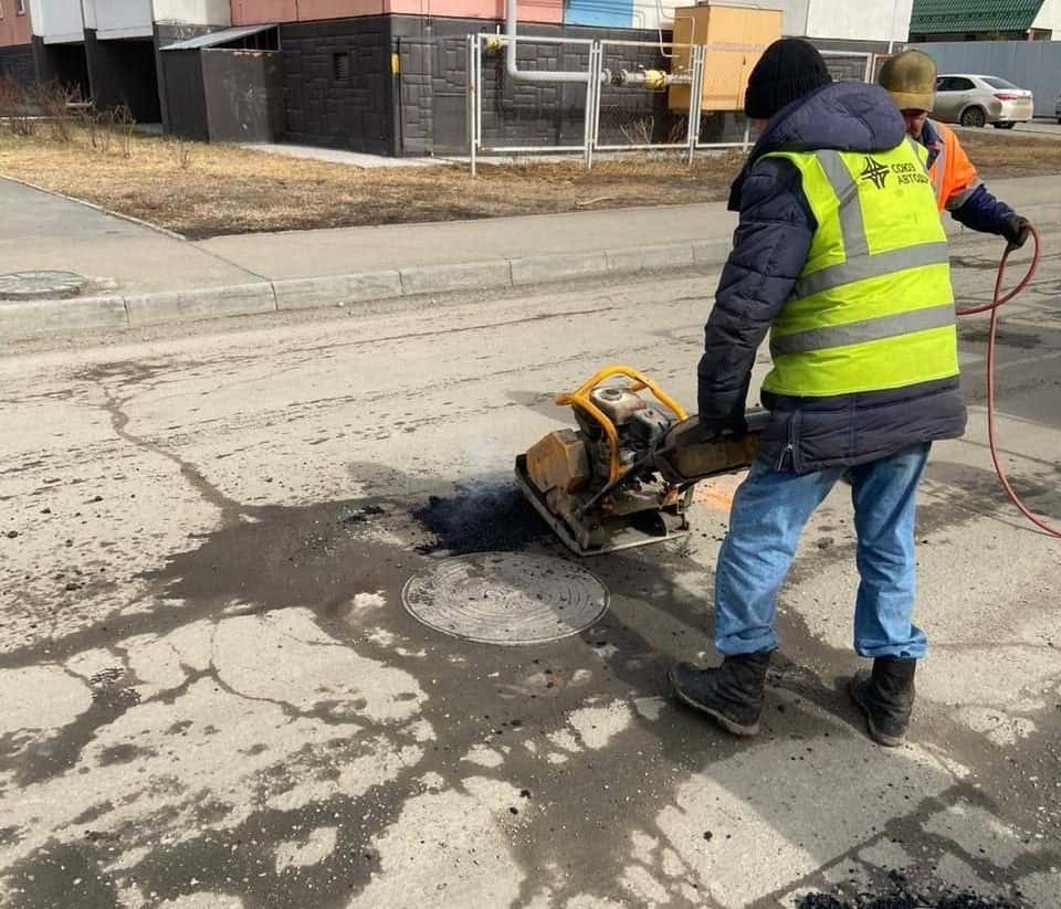 Жалуйтесь! Во всех районах Челябинска приступили к ямочному ремонту дорог 