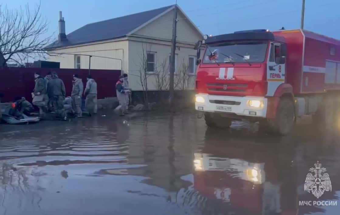 Орск заливает водой, подтоплено более 2400 домов. ВИДЕО 