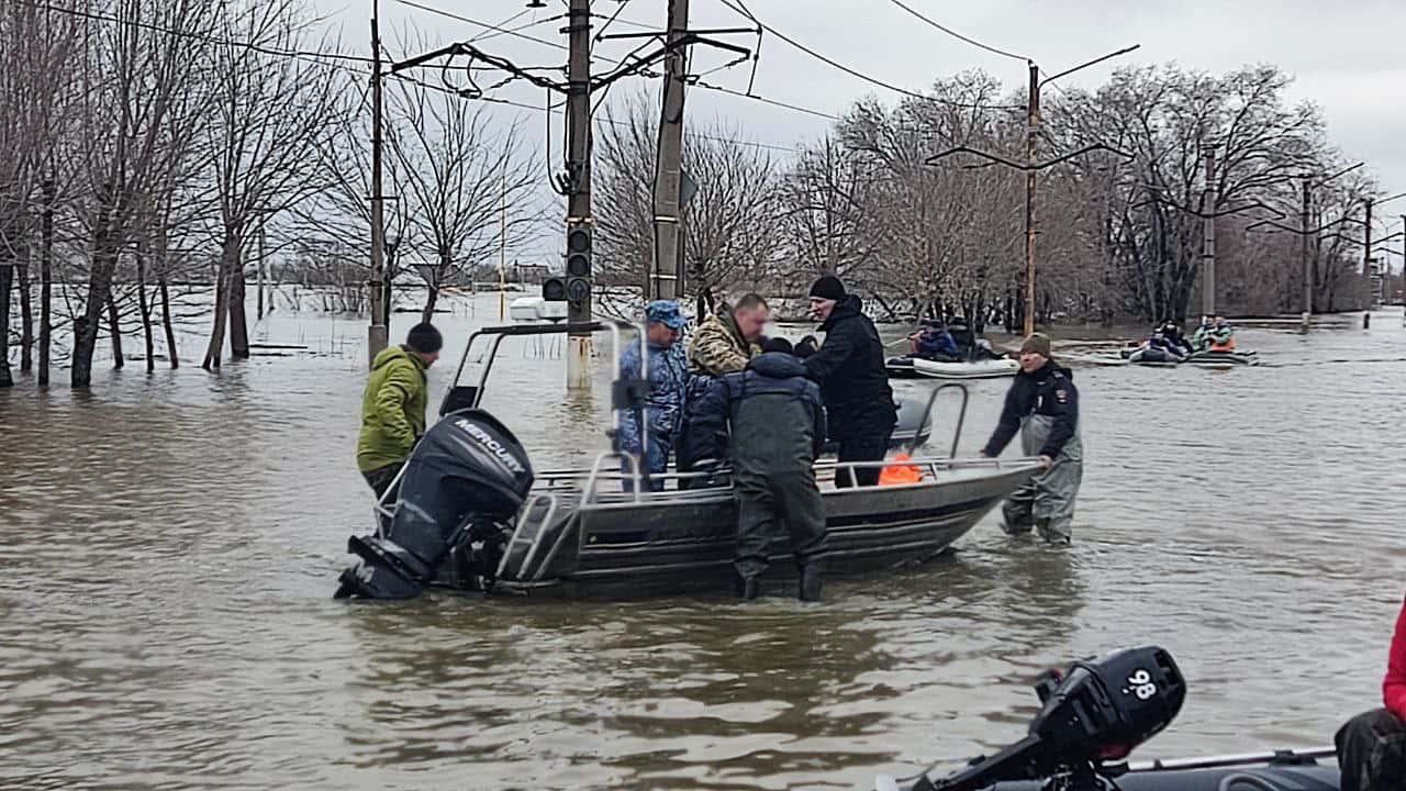 Полиция против мародеров — в Орске усилили патрулирование затопленных улиц 