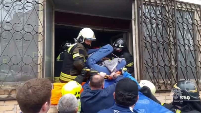 Для переноски 300-килограммового москвича в машину медиков понадобилась помощь МЧС. Видео 