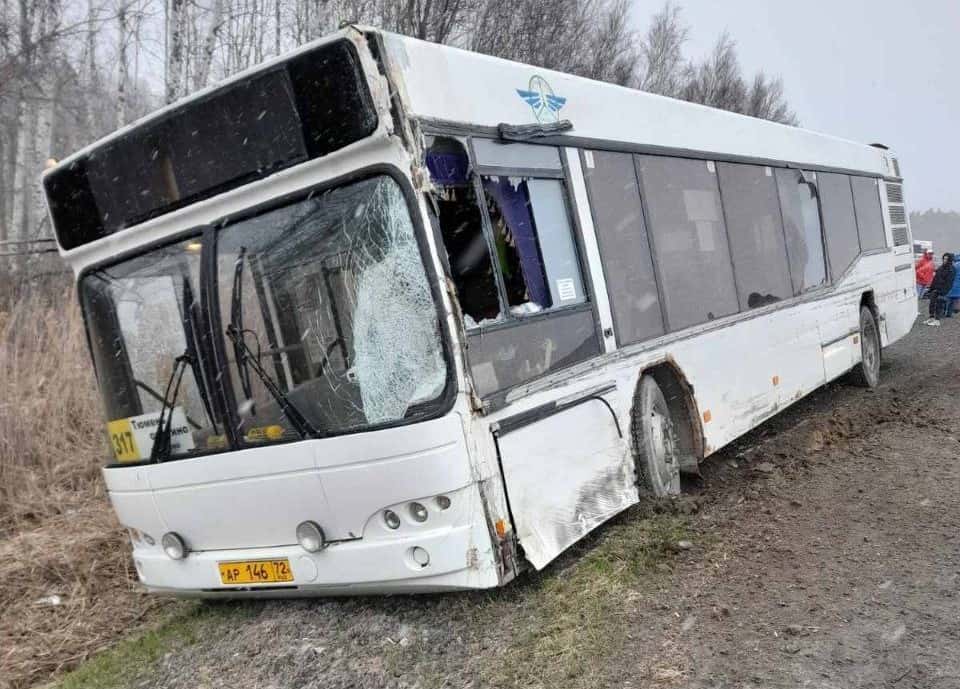 На трассе Курган — Тюмень столкнулись автобус и грузовик 