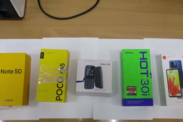 Попытка нелегальной перевозки: пассажир из Екатеринбурга пытался провезти в Узбекистан 5 мобильных телефонов