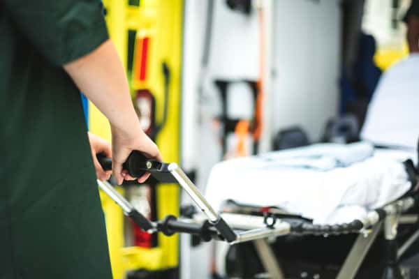 В Полевском 17-летнего юношу раздавило собственным автомобилем 