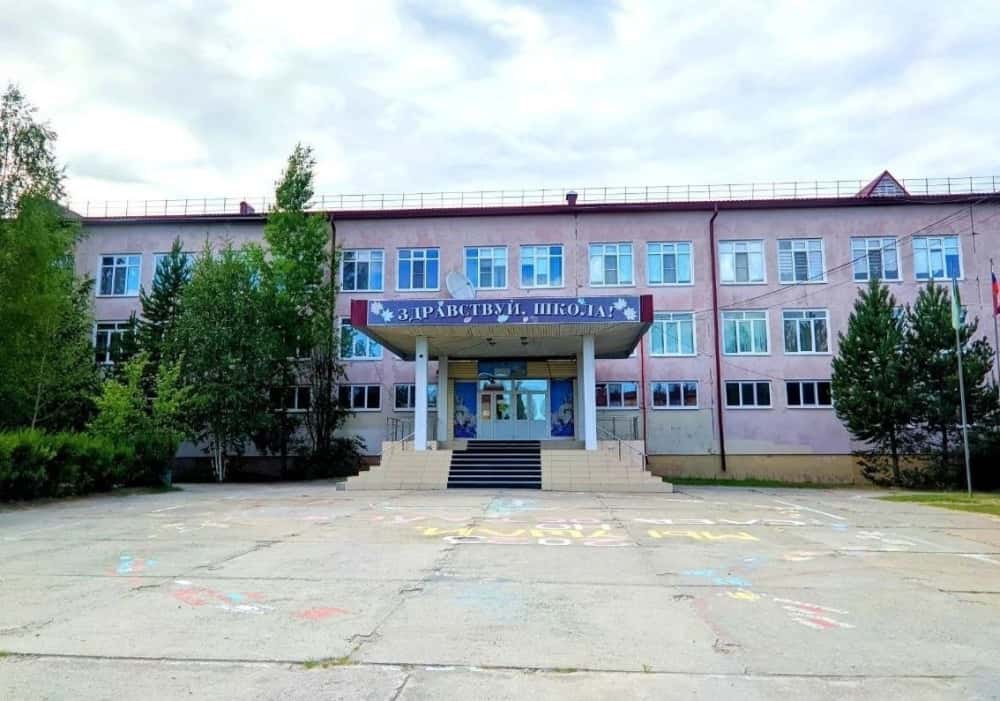 В Югорске возник конфликт из-за увольнения директора школы