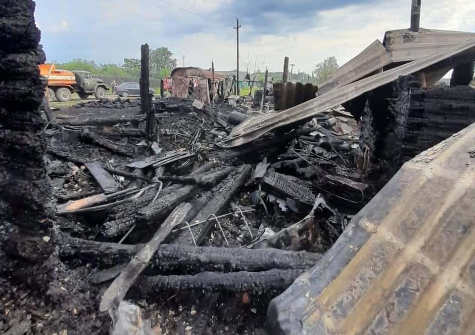 Под Первоуральском из горящего дома спасли бабушку погибших девочек