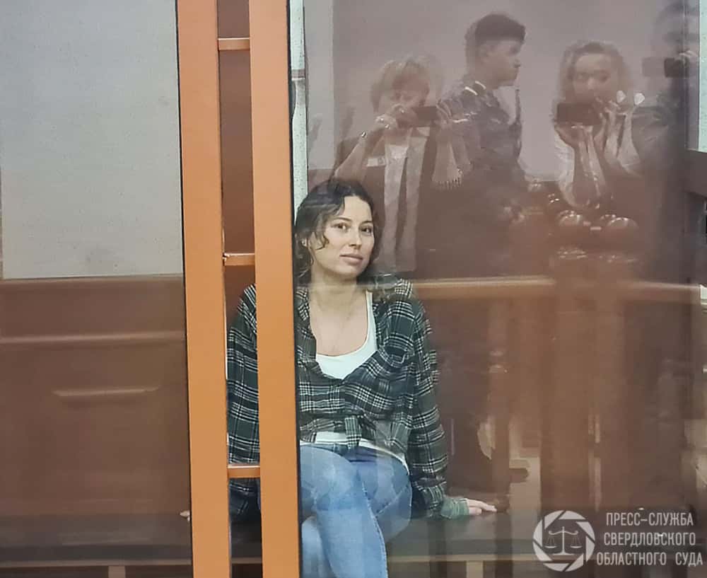 Обвиняемую в измене Родине Ксению Карелину начали судить