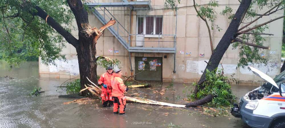 В Челябинской области вода отступает из зон паводка, спасатели помогают населению