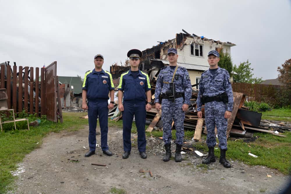 В Среднеуральске из горящего дома семь человек и одну собаку