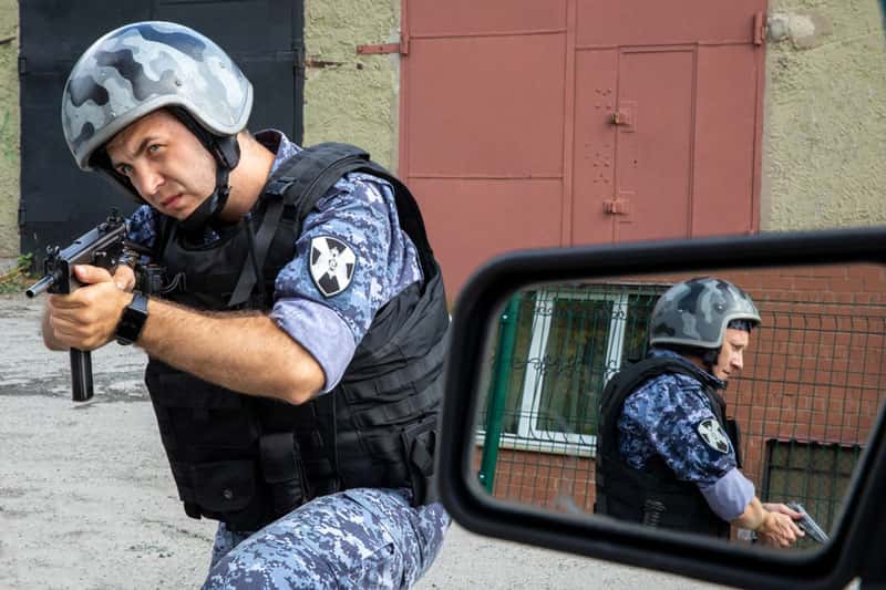 Парень и девушка хотели красивой жизни, а попали за решётку 