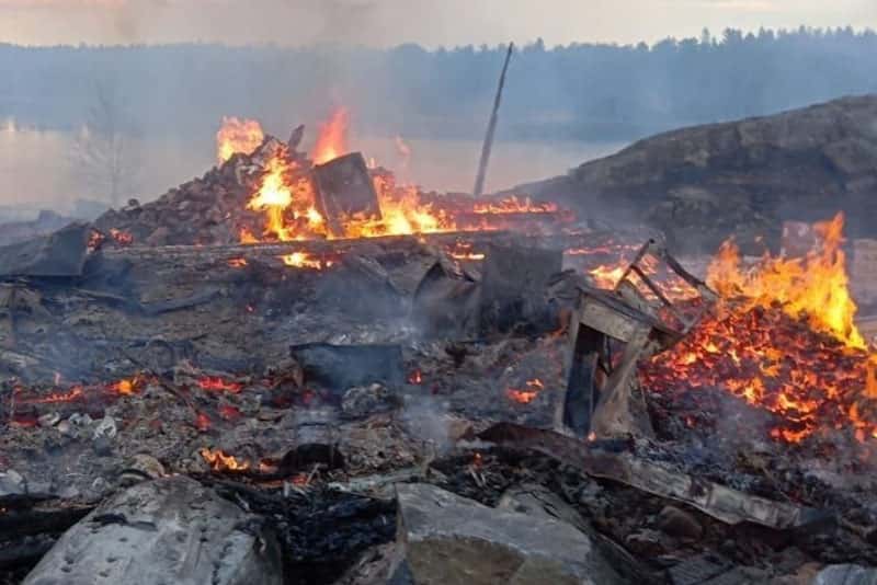 Жизнь в бане — как в Екатеринбурге живёт семья погорельцев 