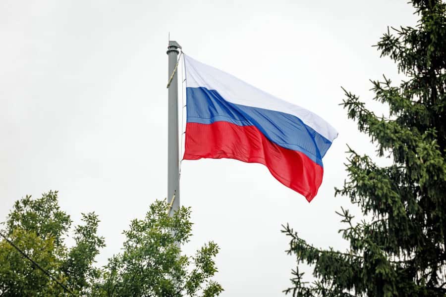 Над Екатеринбургом взвился 40-метровый флаг России 