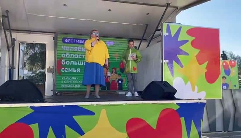 Скандал на Урале: главу Чебаркуля заметили одетой в цвета украинского флага 