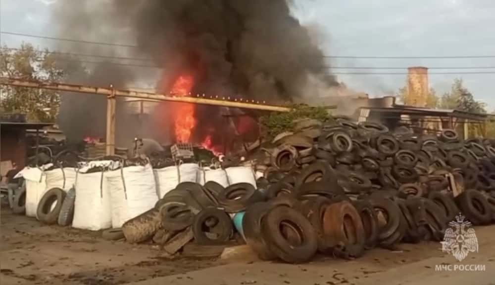На уральском заводе произошёл крупный пожар - горит резина