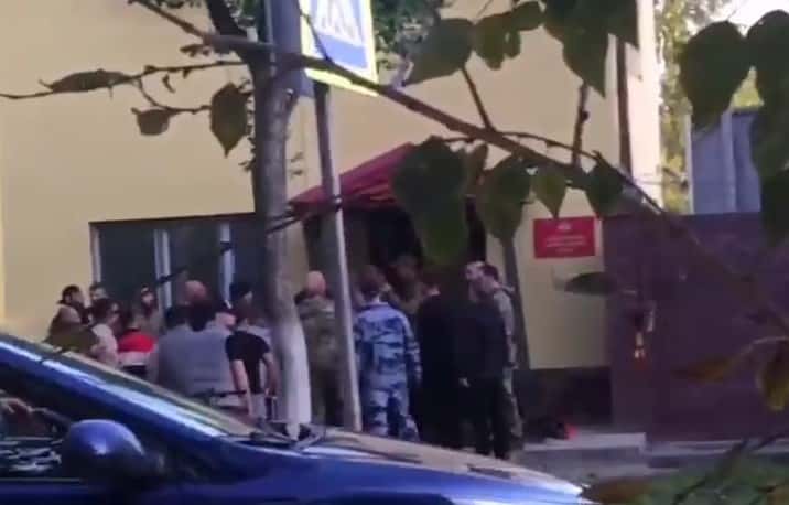 Мигранты устроили драку и стрельбу около воинской части в Тюмени 