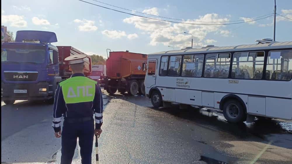 В Свердловской области столкнулись бензовоз и автобус, пострадали 10 человек 