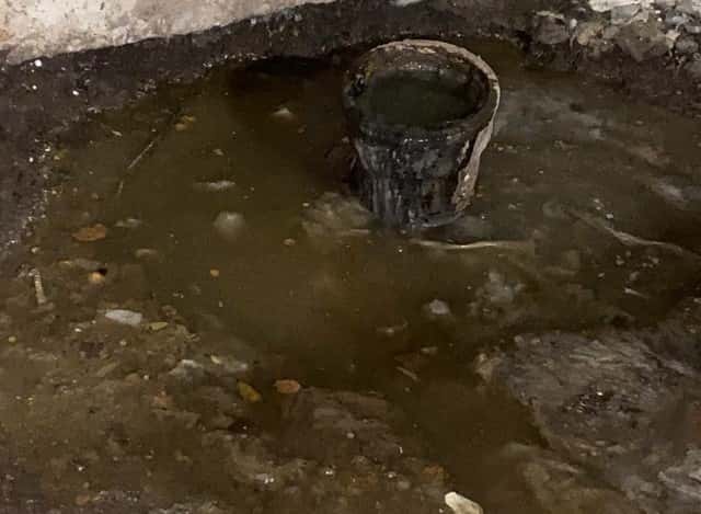 В Челябинске жильцы многоэтажки десять лет жалуются на затопленный подвал 