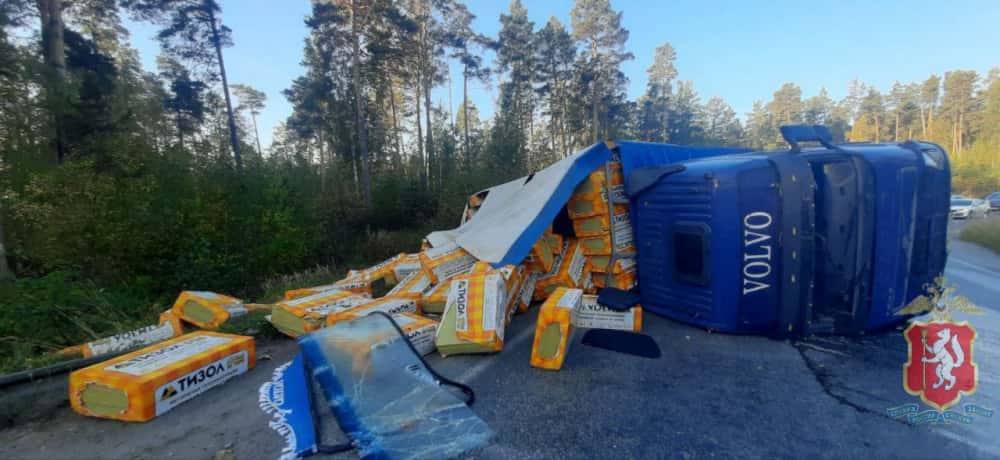 Груз рассыпался — в Екатеринбурге опрокинулся грузовик