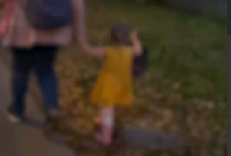 Жительница Екатеринбурга вывела свою маленькую дочь гулять в лёгком платье 