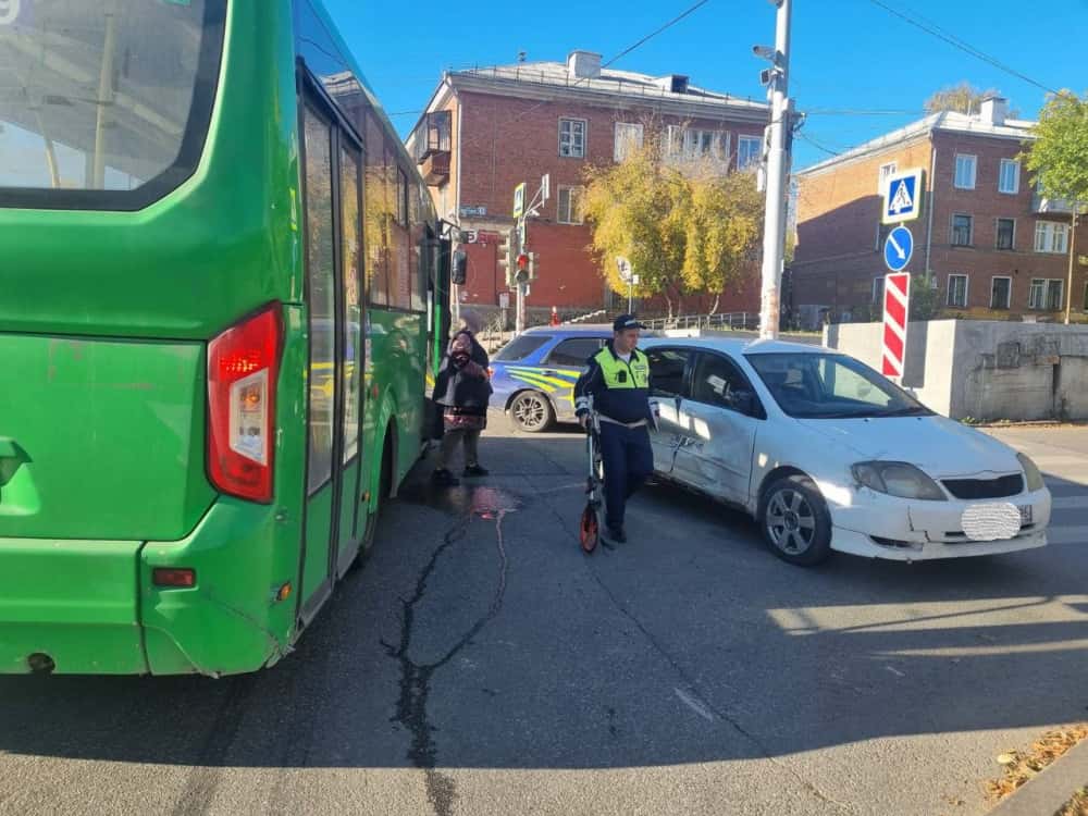 В Екатеринбурге водитель автобуса устроил ДТП, пострадал ребёнок 