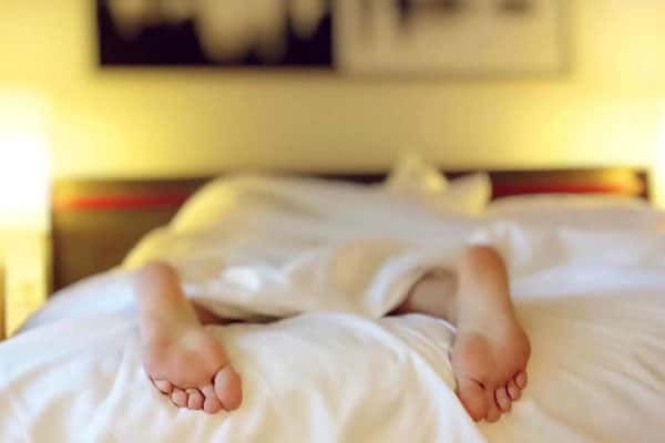 Названы позы, в которых опасно спать 