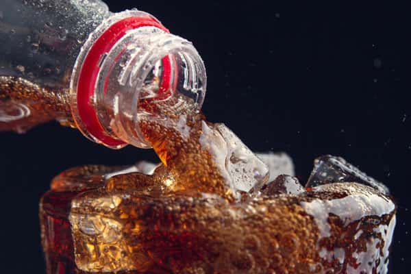 Стало известно, чем опасны сладкие газированные напитки 