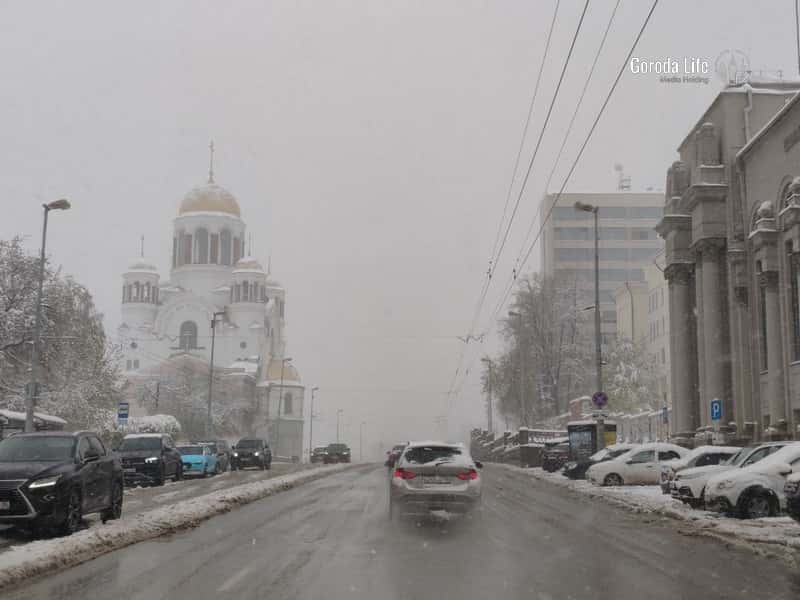 Жители Урала уже ломают руки и ноги из-за гололёда 